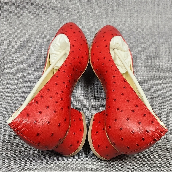 Sarah Flint Laurel 30 Cherry Ostrich Embossed Calf Pumps. 7.5 - Picture 7 of 11